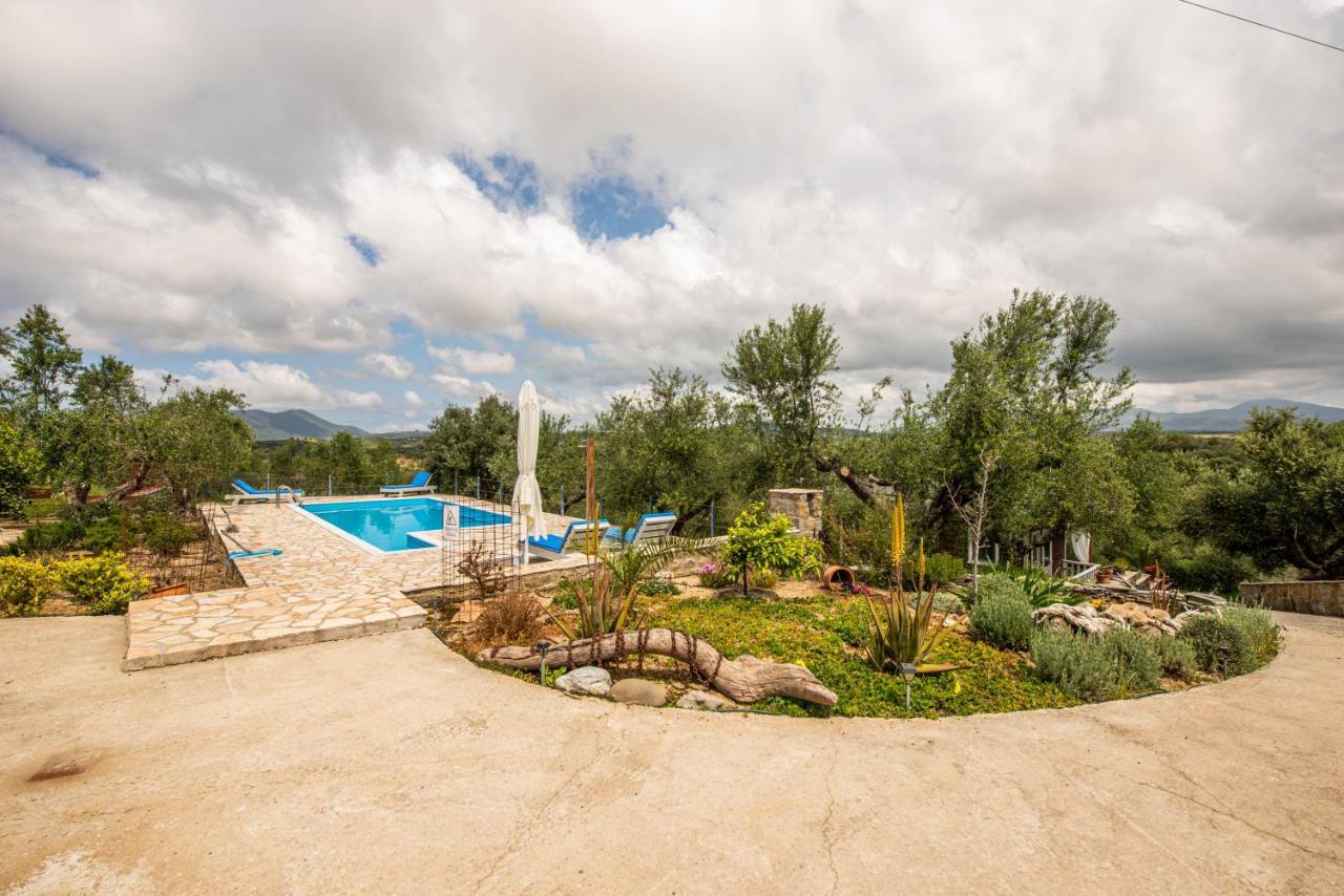 Hakuna Matata Holidays Wooden Lodge With Airco & Pool In Greek Olive Grove Methóni Eksteriør bilde